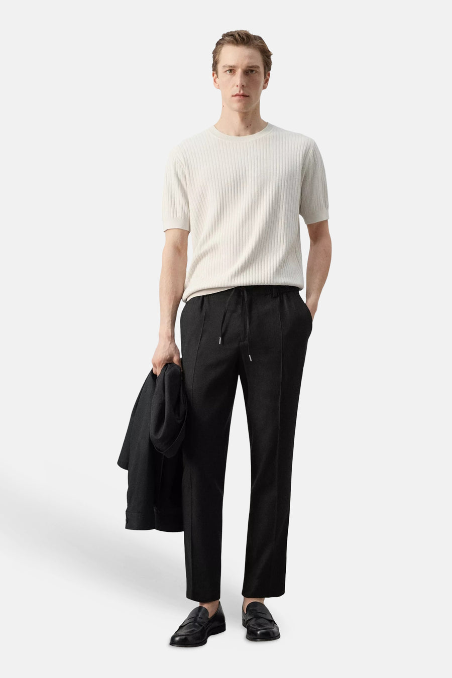 T-shirt écru à manches courtes de MANGO, côtelé et porté avec un pantalon noir.