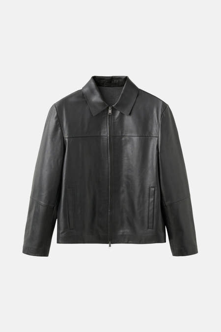 Manteau noir court et court de MANGO avec des manches longues, une fermeture éclair et un col classique.