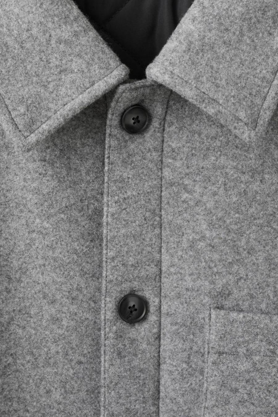 Gris, manteau court de MANGO avec des boutons et une poche, dans une douce texture tissée et un col classique.