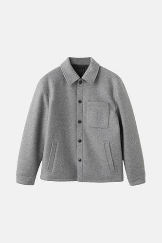 Manteau court gris de MANGO, avec des manches longues, une fermeture à boutons et une poche brodée.
