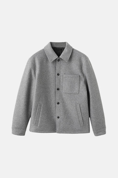Manteau court gris de MANGO, avec des manches longues, une fermeture à boutons et une poche brodée.