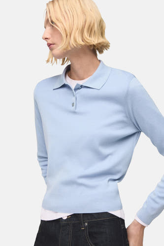 T-shirt bleu avec col rond de MANGO, vu de derrière, associé à des jeans larges et foncés.