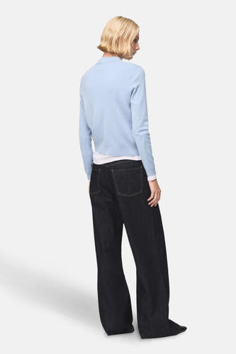Blauwe trui met ronde hals van MANGO, gezien van achteren, gecombineerd met wijde, donkere jeans.
