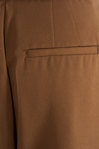 Pantalon multicolore de MANGO, avec un détail de poche passepoilée sur l'arrière.