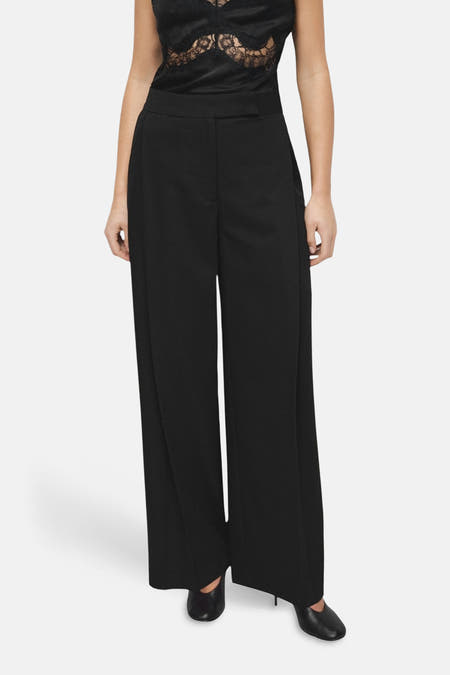 Zwarte broek van MANGO, met wijde pijpen en een strakke tailleband.
