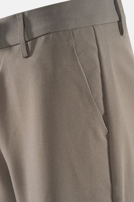 Grijze pantalon met zak en riemlus.