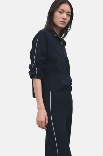 Pantalon bleu de MANGO, avec une bande blanche sur le côté.