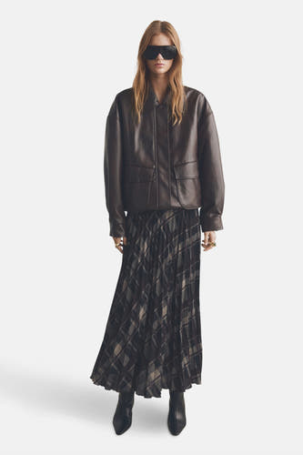 Robe longue multicolore de MANGO, avec des plis et un imprimé rayé.