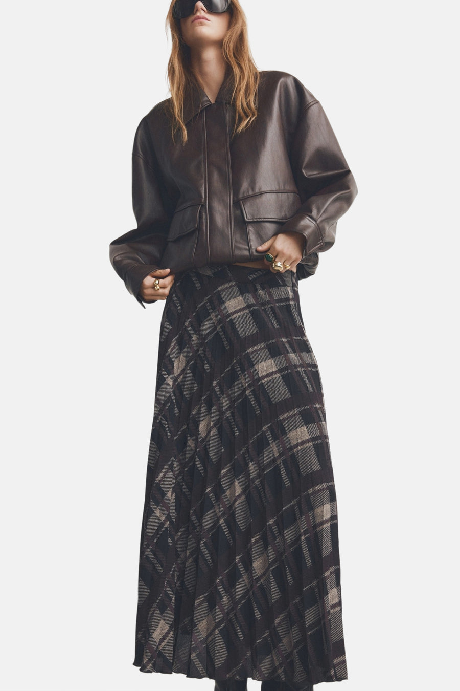 Long tutu multicolore de MANGO avec une imprimé large et un détail plissé, associé à une veste en cuir brun.