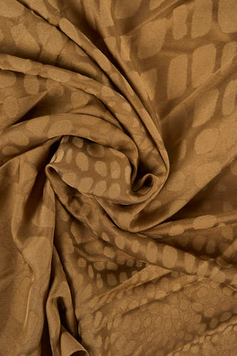 Écharpe brune de MANGO avec un motif subtil et des plis drapés.