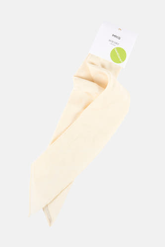 Ecru zomersjaal van MANGO, met een subtiel patroon en lichte plooien op een effen achtergrond.

