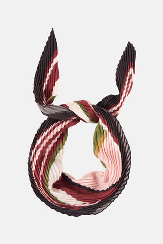 Écharpe multicolore de MANGO, avec des plis en rouge, blanc, vert et marron.
