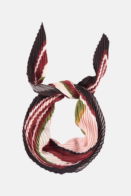 Écharpe multicolore de MANGO, avec des plis en rouge, blanc, vert et marron.