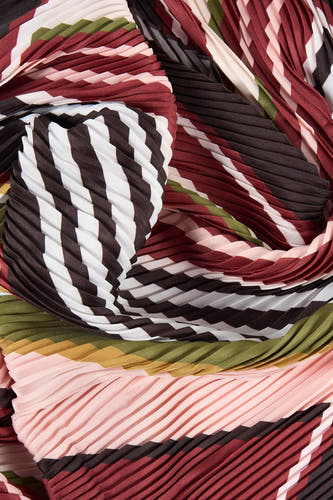 Chapeau d'été multicolore de MANGO, avec une structure plissée en rayures et motifs géométriques.