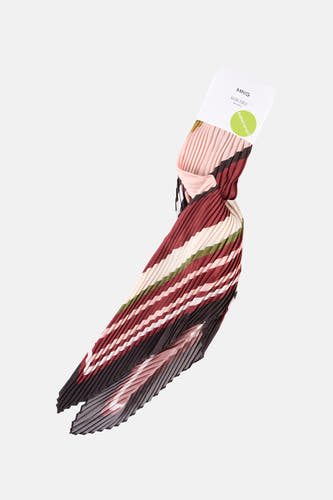 Multikleurige sjaal van MANGO, met plooien in rood, wit, groen en bruin.