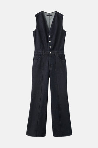 Combinaison de denim bleu marine de MANGO, avec fermeture à boutons et larges pinces.