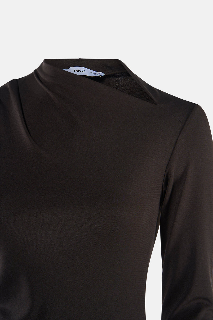 Robe brune à longues manches de MANGO, avec une encolure drapée et une élégante texture.