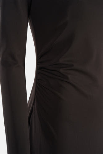 Robe brune à longues manches de MANGO, avec un détail drapé sur le côté.
