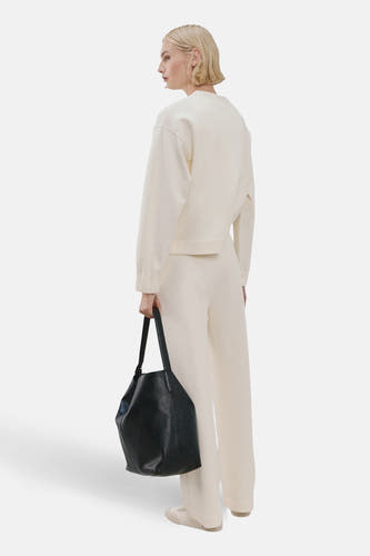 Gilet écru de MANGO, vu de dos, avec des manches longues et un pantalon coordonné.