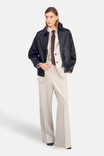 Pantalon beige de MANGO, avec fermeture à bouton et crochet, et une texture lisse et unie.