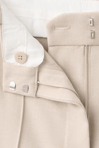 Beige broek van MANGO, met knoop- en haaksluiting, en een gladde, effen textuur.
