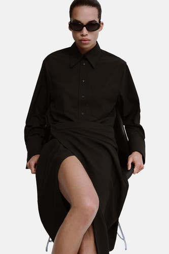 Chemise marron à manches longues de MANGO, avec une coupe ample et de subtils plis au dos.