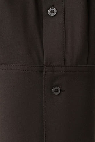 Chemise marron à manches longues de MANGO, avec fermeture boutonnée et détails ajustés.