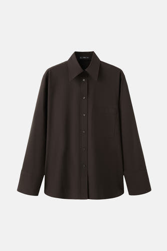 Chemise marron à manches longues de MANGO, avec une poche poitrine et une fermeture boutonnée sur le devant sur un fond uni.