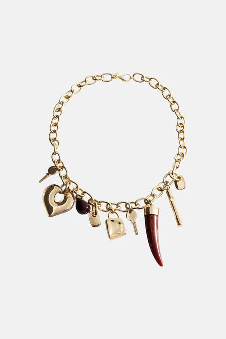 Gouden korte halsketting van MANGO, met hart, slotjes, sleutel en hoornvormige bedels.