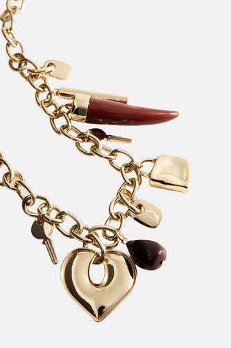 Collier court doré de MANGO, avec divers pendentifs tels qu'un cœur, des clés, une serrure et un cône marron.