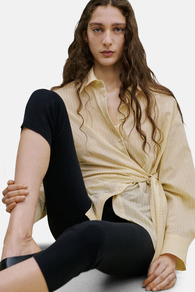 Chemise jaune à manches longues de MANGO, avec un motif rayé et une ceinture nouée, dos.