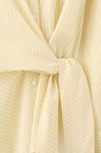 Chemise jaune à rayures à manches longues de MANGO, nouée sur le devant, avec un bouton.