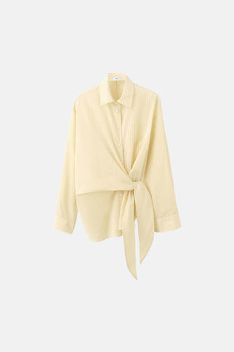 Chemise jaune à rayures à manches longues de MANGO, avec détail de boutons sur le devant.