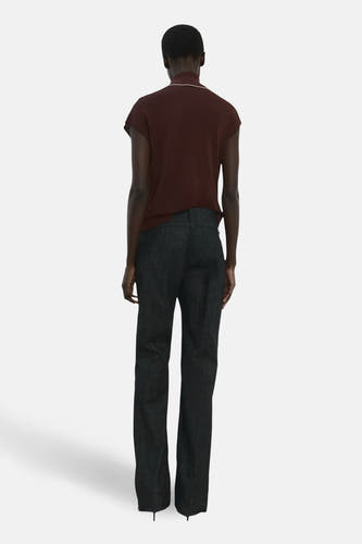 Mouwloze bruine blouse van MANGO, met een witte rand rond de kraag, gezien vanaf de achterkant.