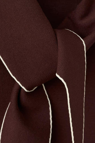 Blouse sans manches marron de MANGO, avec passepoil blanc le long des bords et tissu drapé.