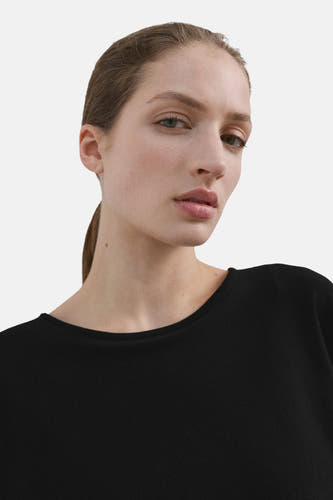 Pull noir à col rond de MANGO, design uni et minimaliste.