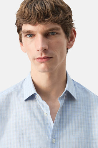 Chemise multicolore à manches longues de MANGO, avec un motif à petits carreaux et un col ouvert.