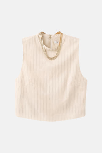Blouse écru de MANGO avec un motif à rayures verticales et un détail de chaîne argentée.