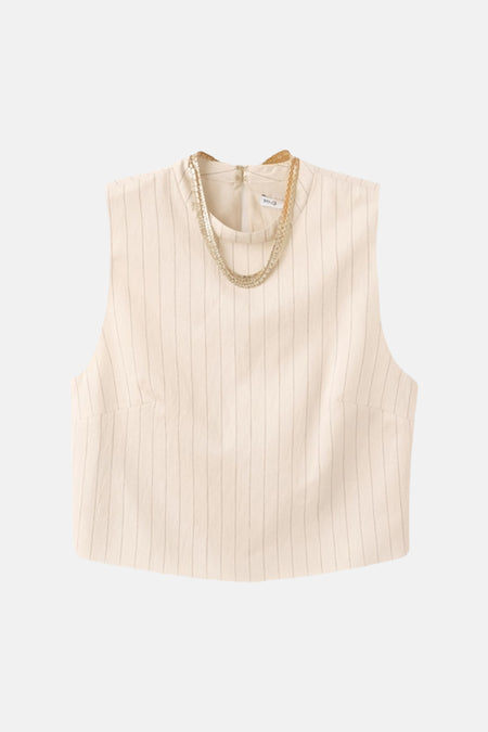 Blouse écru de MANGO avec un motif à rayures verticales et un détail de chaîne argentée.