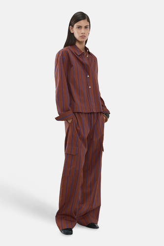 Pantalon marron de MANGO à rayures bleues et jambes larges, vu en vue de corps entier.