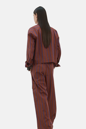 Bruine broek van MANGO met paarse verticale strepen, cargozak en wijde pijpen, achterkant.
