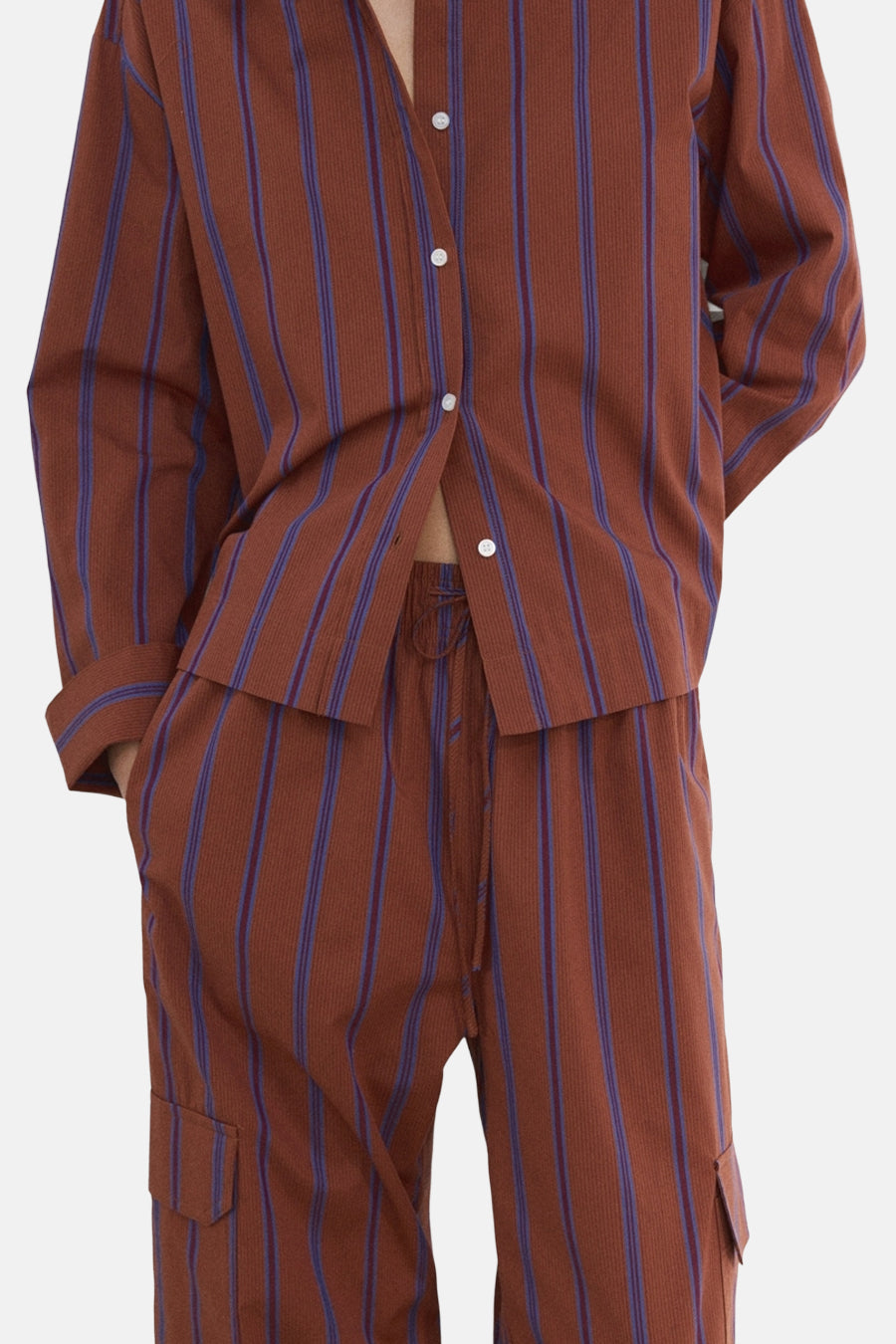 Pantalon marron de MANGO, avec un motif rayé et des poches cargo, avec cordon de serrage.
