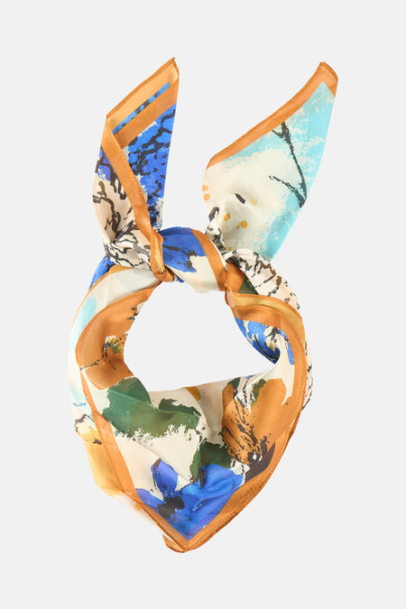 Écharpe d'été multicolore de MANGO avec un motif abstrait et floral en bleu, jaune et vert.