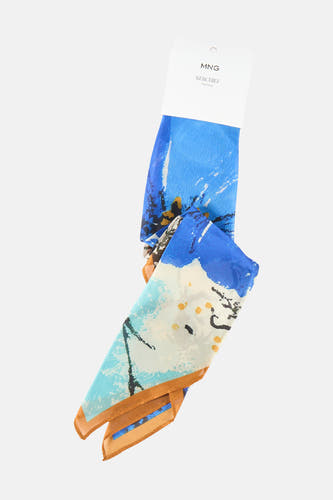 Écharpe multicolore de MANGO, avec un motif abstrait bleu et jaune ocre.