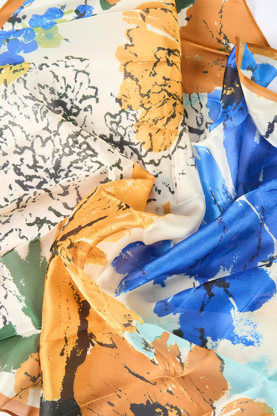 Multicolor zomersjaal van MANGO met een abstract, bloemachtig patroon in blauw, geel en groen.
