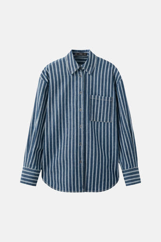 Chemise en jean bleu foncé de MANGO, avec des rayures verticales blanches et une poche poitrine.