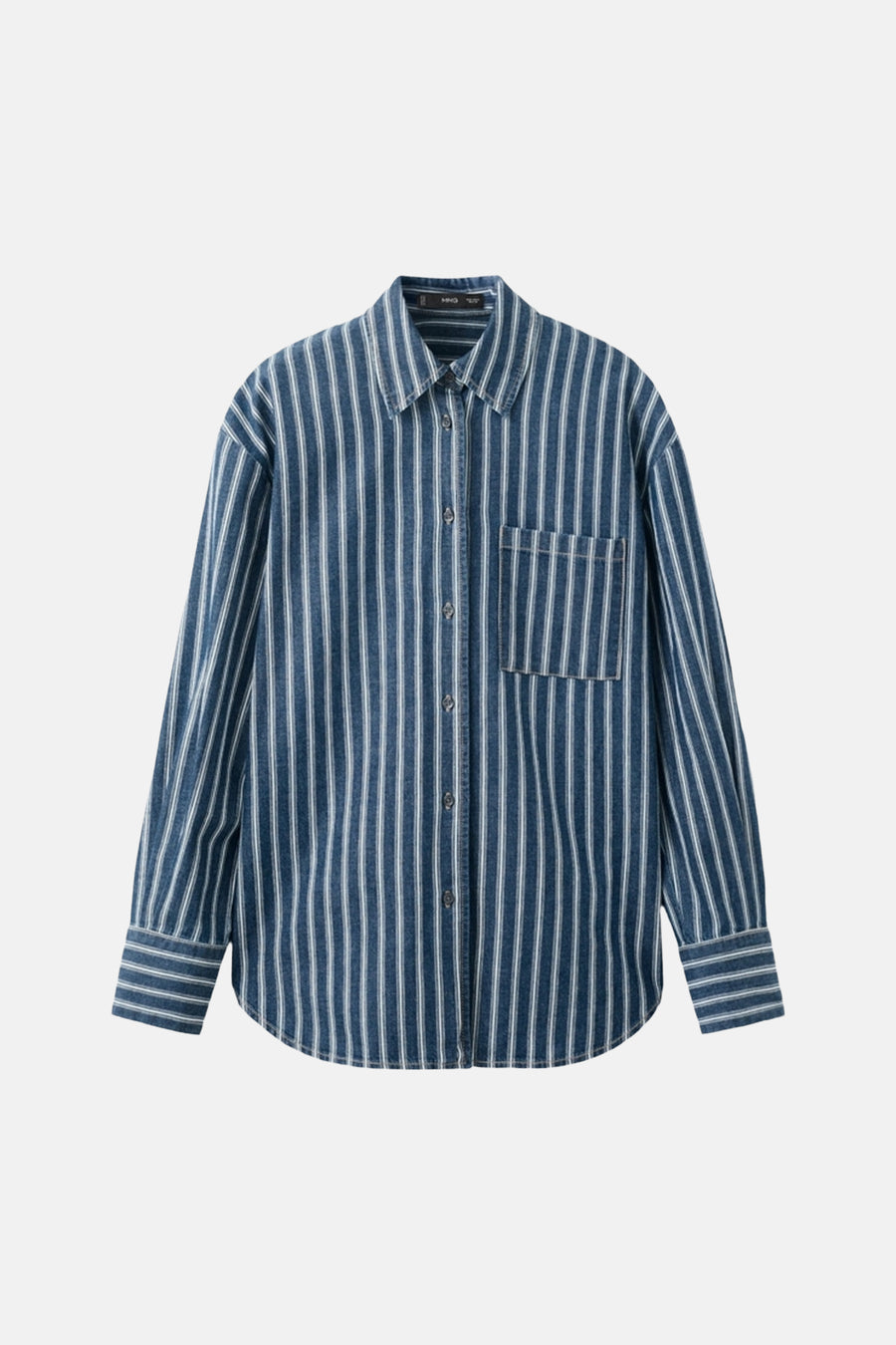 Chemise en jean bleu foncé de MANGO, avec des rayures verticales blanches et une poche poitrine.