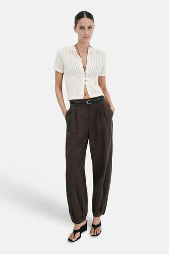 Gilet blanc de MANGO, coupe courte avec manches courtes et texture ajourée.
