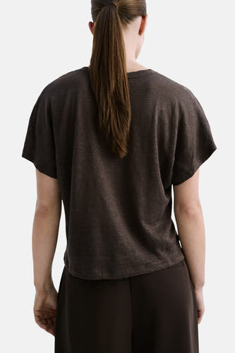 Bruin gemêleerd T-shirt van MANGO met korte mouwen, achteraanzicht van een wijdvallend model.