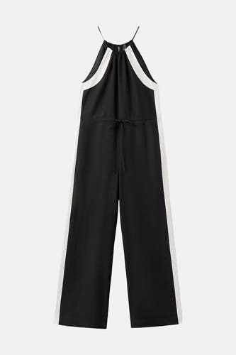 Combinaison noir et blanc de MANGO avec col licou, fines bretelles, cordon de serrage à la taille et jambes larges.